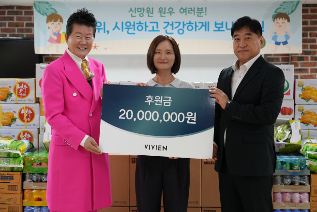 ▲비비안은 20일 경기도 양평에 위치한 아동양육시설 신망원을 방문해 아동들을 위한 복지 기금과 무더운 여름을 건강하게 보낼 수 있는 여름철 기능성 이너웨어 등 실생활 물품을 전달하는 '사랑의 여름나기' 행사를 진행했다. <왼쪽부터 가수 태진아, 박명희 신망원 원장, 손영섭 비비안 대표> (사진제공 = 비비안)