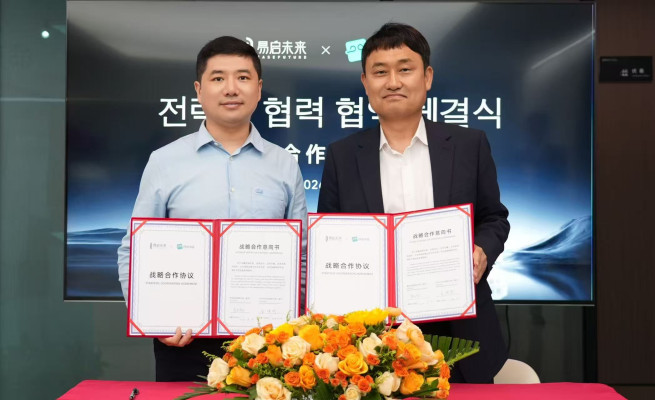 ▲손오공은 중국 넷이즈 산하 AI 연구소가 인큐베이팅한 헬스케어 스타트업 ‘이지퓨처’와 AI 마사지 로봇 ‘R2E’의 한국 시장 독점 유통 계약을 체결했다고 21일 밝혔다.<왼쪽부터 위즈융 이치웨이라이 CEO, 김득명 손오공 회장> (사진제공 = 손오공)
