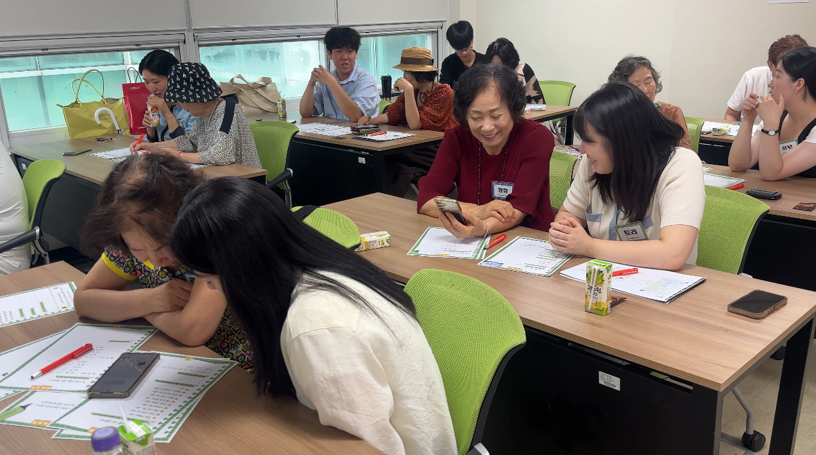▲연세대 교육학부인 ‘돋아라움터라’가 어르신 대상으로 디지털 교육을 하고 있는 모습 (서울시)
