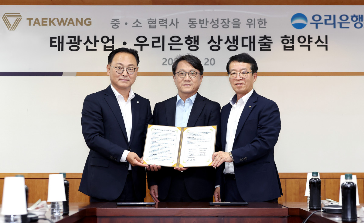 ▲20일 오후 서울 중구 장충동 본사에서 열린 ‘협력사 금융지원을 위한 상생대출 협약식’에서 정인철(가운데)·이부의(오른쪽) 태광산업 공동대표이사와 배연수 우리은행 기업그룹장이 기념촬영을 하고 있다. (사진제공=태광산업)