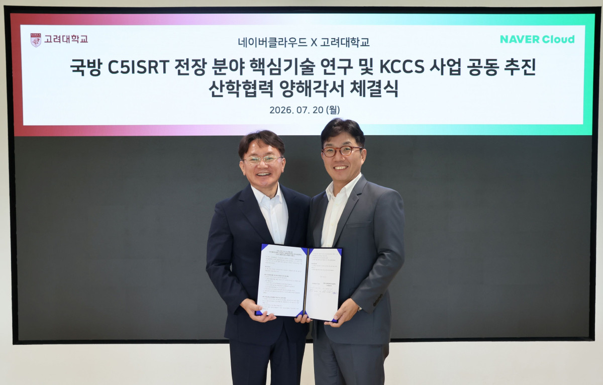 ▲네이버클라우드가 고려대학교 C5ISRT융합연구센터와 전장 분야 핵심 기술 연구 및 합동지휘통제체계(KCCS) 사업 공동 추진을 위한 업무협약을 체결했다. 사진은 강석중 고려대학교 기술경영전문대학원 교수(왼쪽)와 김유원 네이버클라우드 대표. (사진제공=네이버클라우드)