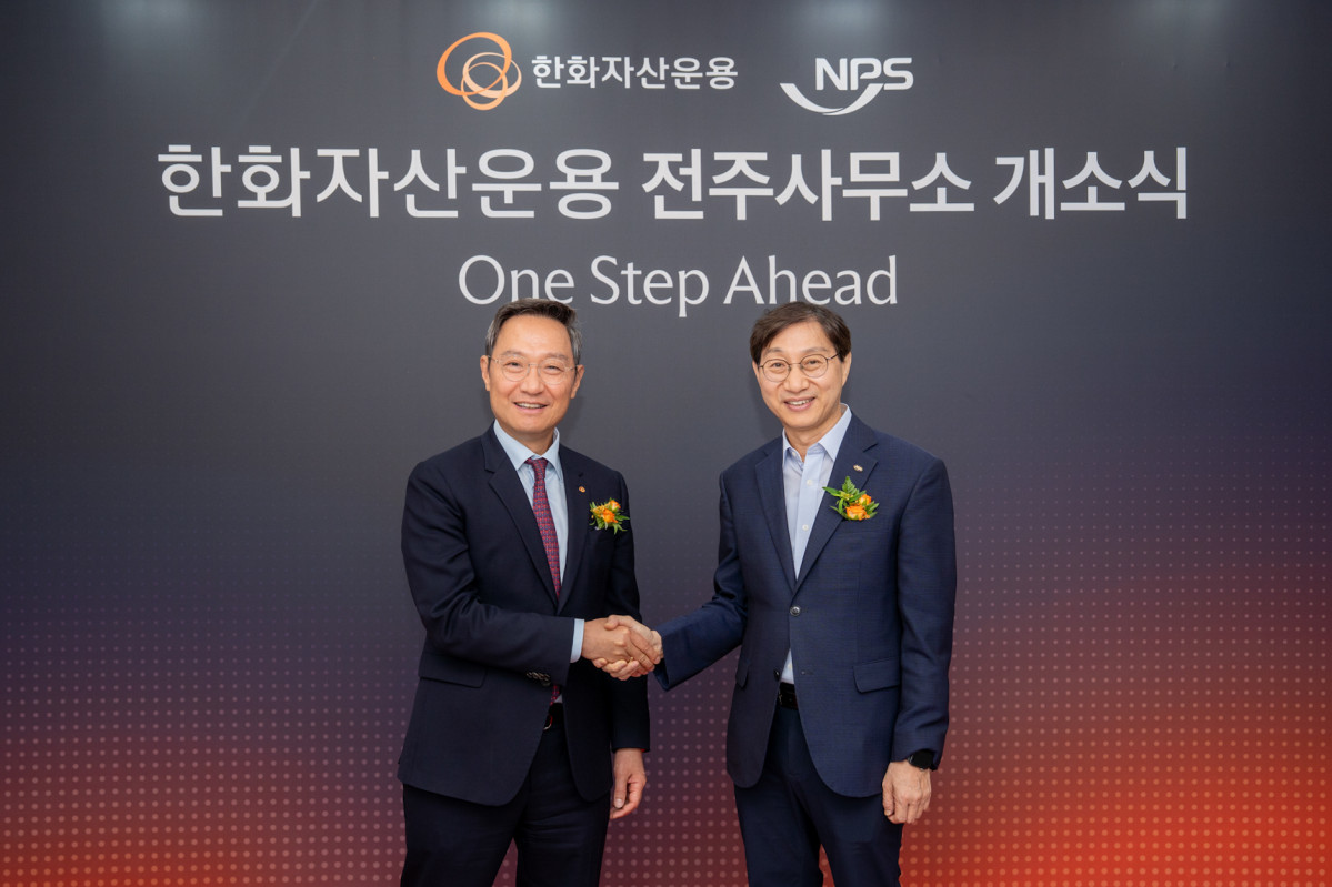 ▲김종호 한화자산운용 대표와 김성주 국민연금 이사장이 20일 전주사무소 개소식에서 기념사진을 찍고 있다. (한화자산운용)
