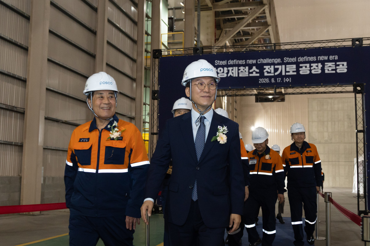 ▲6월 17일 포스코 광양제철소 전기로 공장 준공식에 김민석 국무총리(오른쪽)와 장인화 포스코그룹 회장이 입장하고 있다. (사진=포스코)