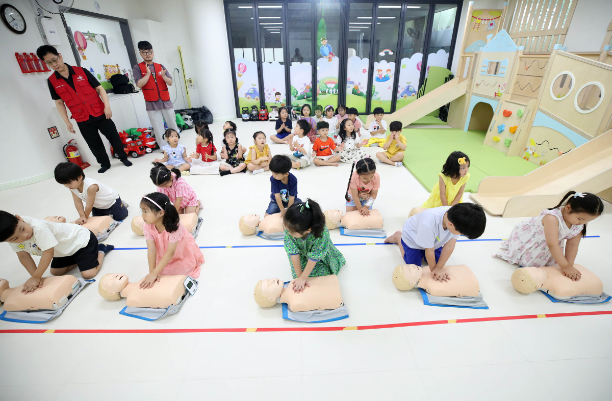 ▲심폐소생술 교육받는 어린이들 (뉴시스)