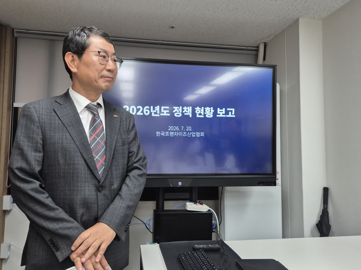 ▲나명석 한국프랜차이즈산업협회장이 20일 서울 여의도 협회 사무실에서 기자들의 질문을 받고 있다. (김재은 기자 dove@)