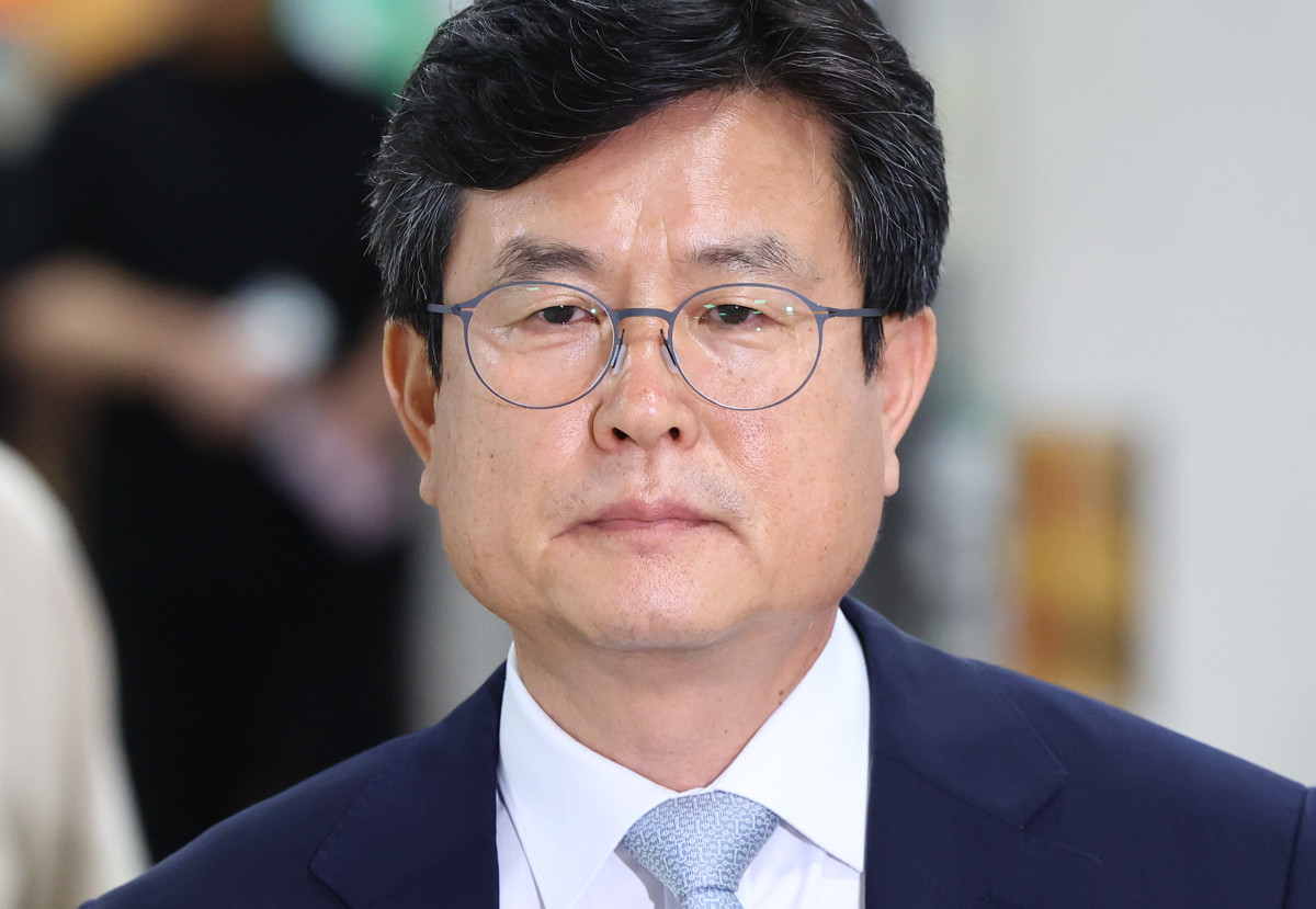 ▲12·3 비상계엄 당시 사후 계엄 선포문을 작성한 혐의로 기소된 강의구 전 대통령실 부속실장이 5월 28일 서울 서초구 서울중앙지방법원에서 열린 선고기일에 출석하고 있다. (뉴시스)