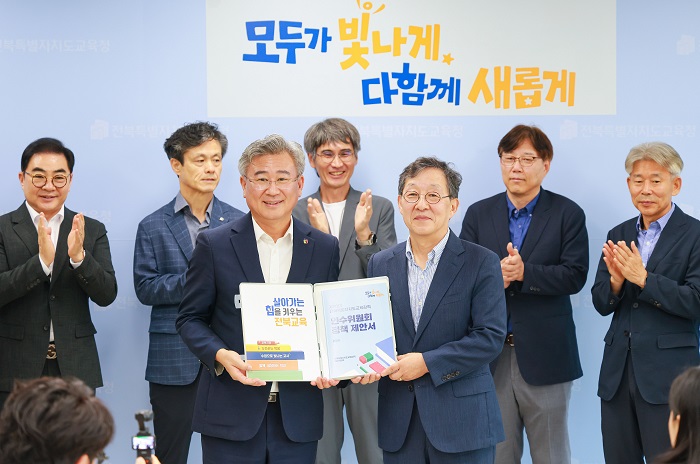 ▲반상진 제20대 전북특별자치도교육감직인수위원장(오른쪽)이 21일 천호성 전북교육감에게 전북교육 비전과 10대 핵심과제를 담은 정책 제안서를 전달하고 있다. (사진제공=전북특별자치도교육청)