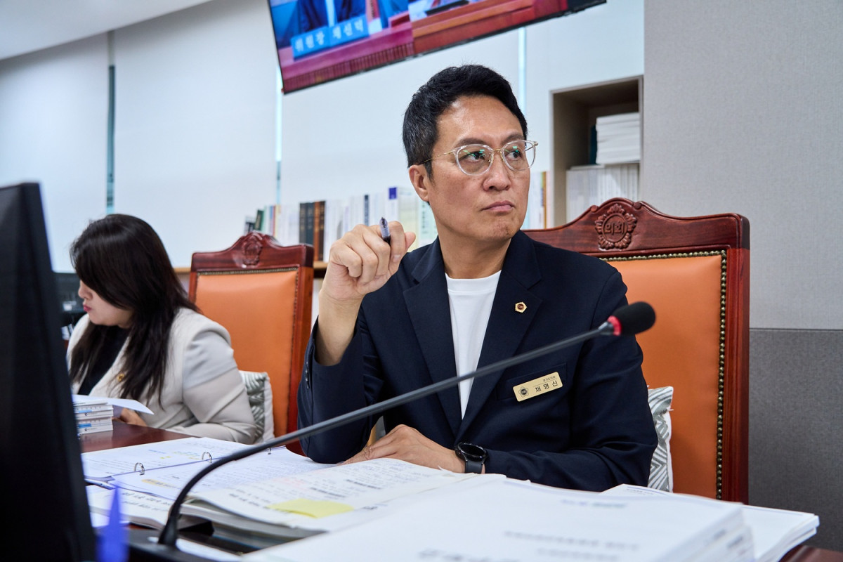 ▲채명신 경기도의회 의원이 20일 열린 제392회 임시회 문화체육관광국 업무보고에서 주요 정책과 사업의 추진 현황을 점검하고 있다. (경기도의회)