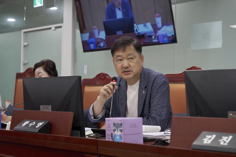 ▲황수영 경기도의회 의원이 20일 열린 여성가족평생교육위원회 첫 업무보고에서 이민사회국을 대상으로 경기도 이주민 포털과 이민사회통합지원센터 운영의 문제점을 지적하고 있다. (경기도의회)