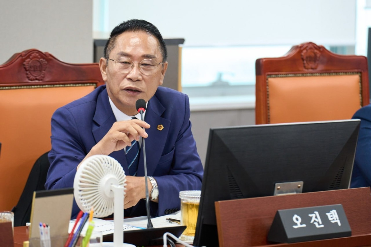▲오진택 경기도의회 의원이 20일 열린 건설교통위원회 교통국 업무보고에서 시내버스 공공관리제의 서비스 평가와 배차 시간 관리 강화를 촉구하고 있다. (경기도의회)