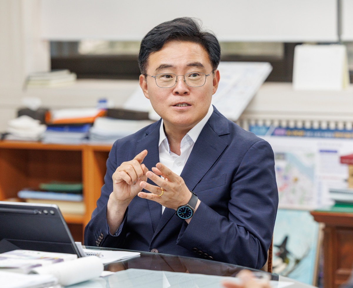 ▲진교훈 서울특별시 강서구청장이 21일 구청장 집무실에서 이투데이와 인터뷰를 갖고 있다. (사진 제공 = 서울 강서구)