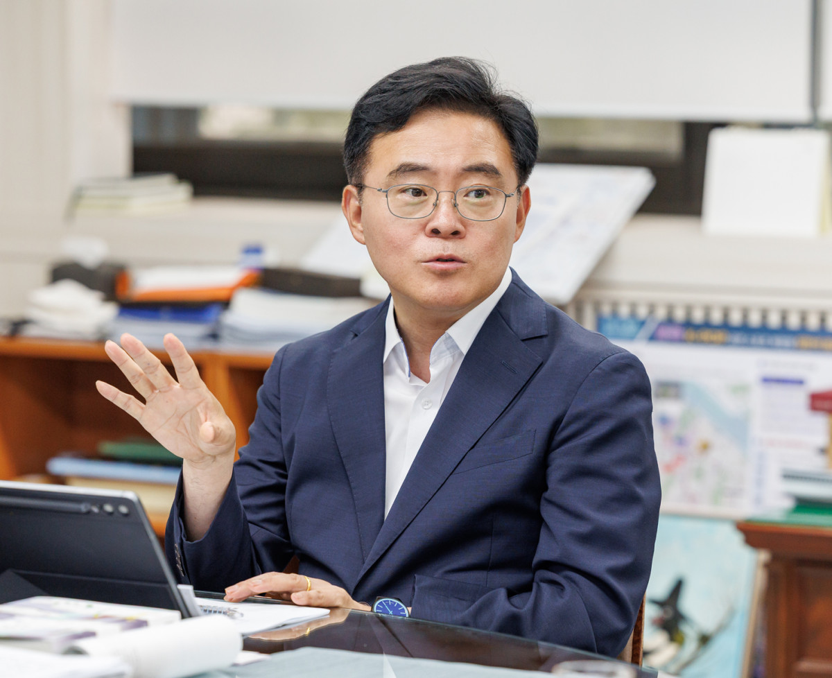 ▲진교훈 서울특별시 강서구청장이 21일 구청장 집무실에서 이투데이와 인터뷰를 진행하고 있다. (사진 제공 = 서울 강서구)