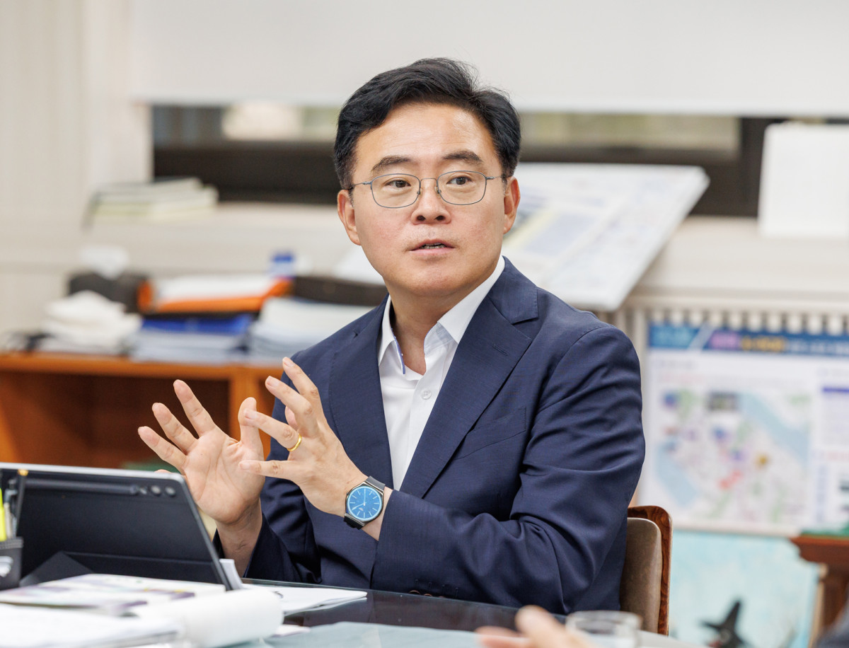 ▲진교훈 서울특별시 강서구청장이 21일 구청장 집무실에서 본지와 인터뷰를 하고 있다. (사진 제공 = 서울 강서구)