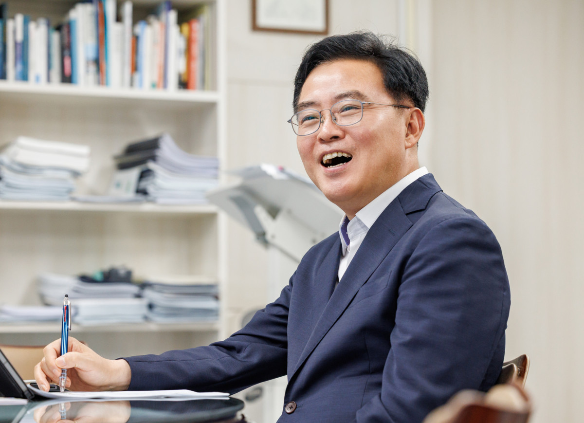 ▲진교훈 서울특별시 강서구청장이 21일 구청장 집무실에서 본지와 인터뷰를 갖고 있다. (사진 제공 = 서울 강서구)
