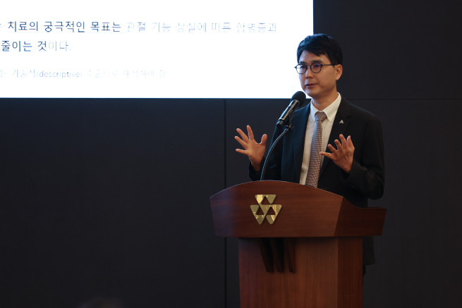 ▲전승호 코오롱티슈진 공동대표가 21일 서울 강서구 코오롱원앤온리타워에서 열린 기자간담회에서 TG-C 미국 임상 3상 결과에 관해 설명하고 있다. (연합뉴스)