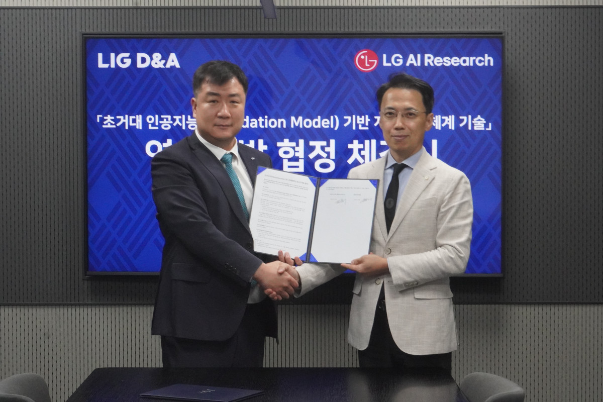 ▲지난 20일 서울사무소에서 LIG D&A는 LG AI연구원과 ‘초거대 인공지능 기반 지휘통제체계 기술개발을 위한 업무협약(MOU)’을 체결했다. 체결행사를 마친 김현기 LIG D&A C5ISR 사업본부장(왼쪽)과 이화영 LG AI연구원 사업부문장(오른쪽)이 기념사진을 촬영하고 있다. (LIG D&A)
