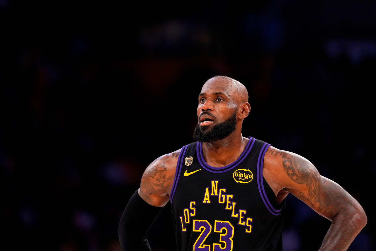 ▲5월 11일(현지시간) 미국 로스앤젤레스에서 열린 오클라호마시티 선더와의 미국프로농구(NBA) 플레이오프 2라운드 4차전 막판 코트에 서 있는 르브론 제임스(로스앤젤레스 레이커스). (AP/연합뉴스)