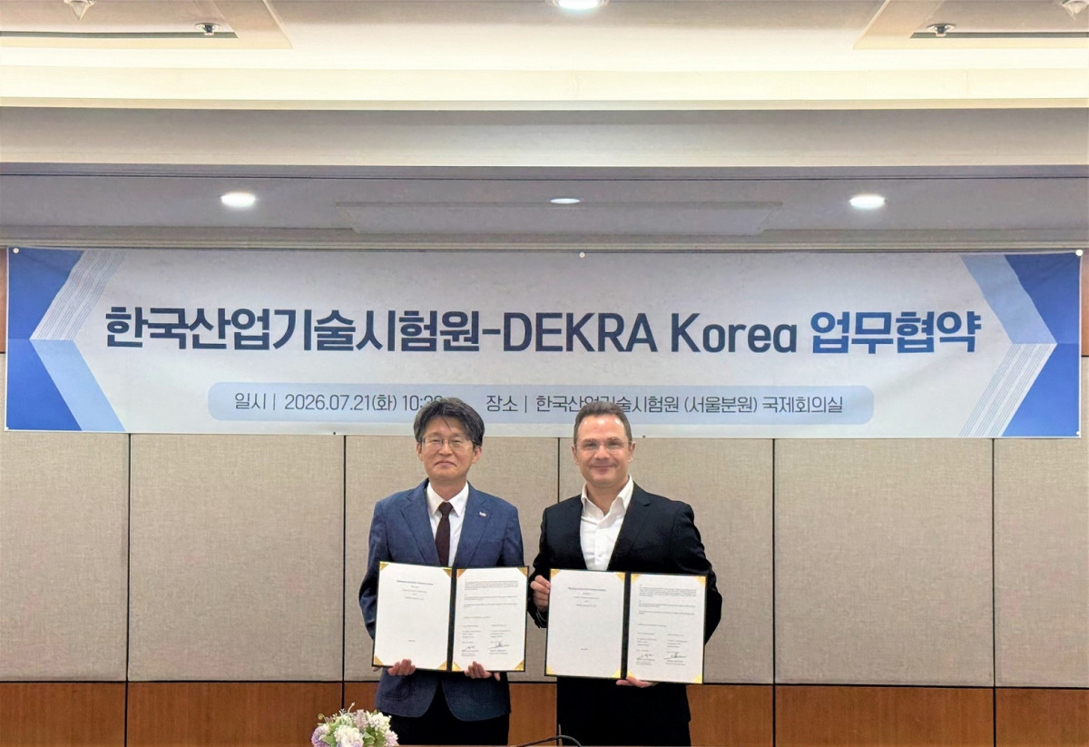 ▲KTL 고영환 기후환경본부장(왼쪽)과 데크라 코리아 킬리안 아빌레스 아시아·태평양 대표가 업무협약서에 서명한 후 기념촬영을 하고 있다. (사진제공=KTL)