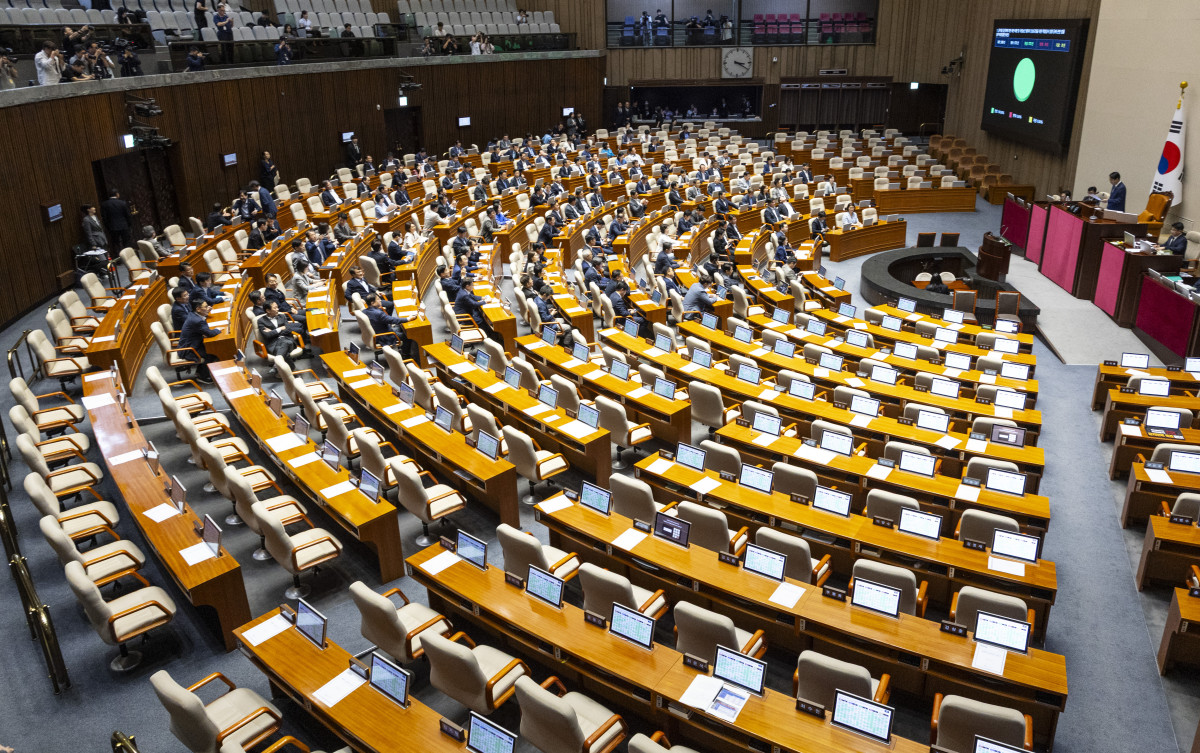 ▲21일 국회에서 열린 7월 임시국회 제1차 본회의에서 전날 상정된 2차 종합특검 연장법안(윤석열·김건희에 의한 내란·외환 및 국정농단 행위의 진상규명을 위한 특별검사 임명 등에 관한 법률 일부개정법률안)이 국민의힘이 불참한 채 통과되고 있다. (연합뉴스)