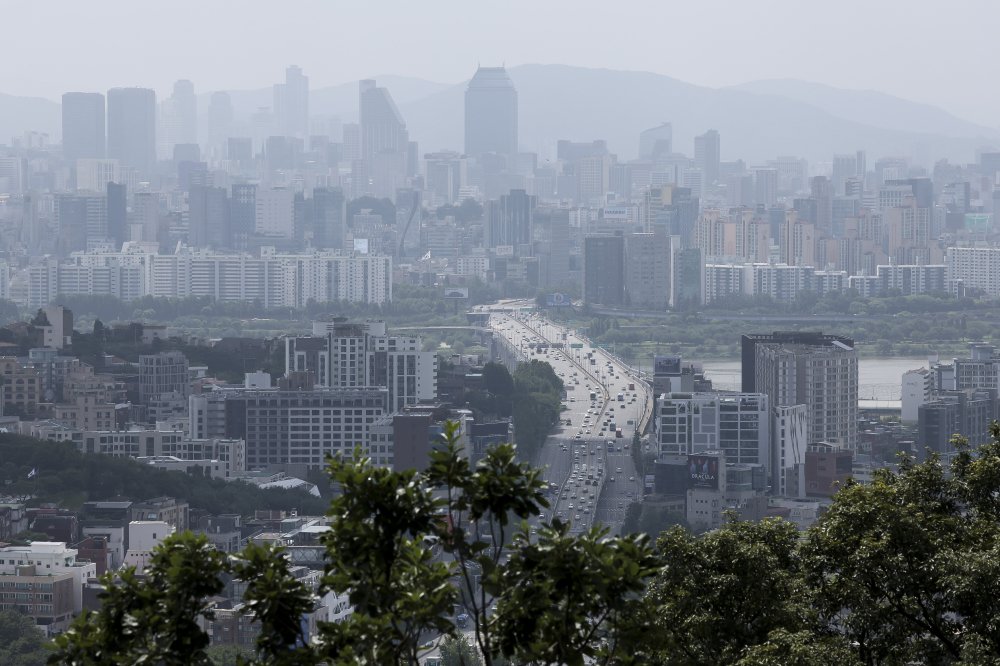 ▲서울 남산에서 바라본 강남 일대 아파트 단지 모습. 정부는 23일 이재명 대통령 주재로 부동산 종합토론회를 열고 주택공급, 금융정책, 세제 등 국민 의견을 수렴해 정책 방향을 논의할 예정이다. 고성준 기자 joonko1@ (이투데이DB)