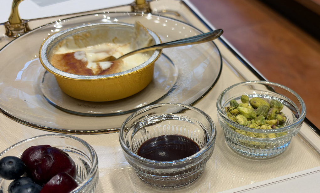 ▲'오하요 브륄레 밀크'와 함께 곁들여 먹으면 맛있는 토핑은 피스타치오, 초콜릿, 체리, 블루베리 등이다. (사진=황민주 기자 minchu@)