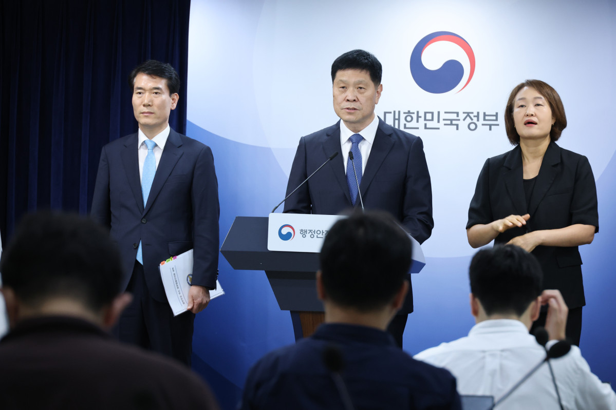 ▲21일 서울 종로구 정부서울청사에서 김영수 행정안전부 의정관이 부적절한 정부포상 취소 관련 합동 브리핑을 하고 있다. (연합뉴스)
