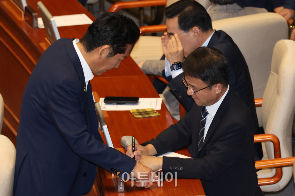 ▲한병도(오른쪽) 더불어민주당 대표 직무대행 겸 원내대표와 정청래 의원이 21일 서울 여의도 국회 본회의에서 대화하고 있다. 고이란 기자 photoeran@