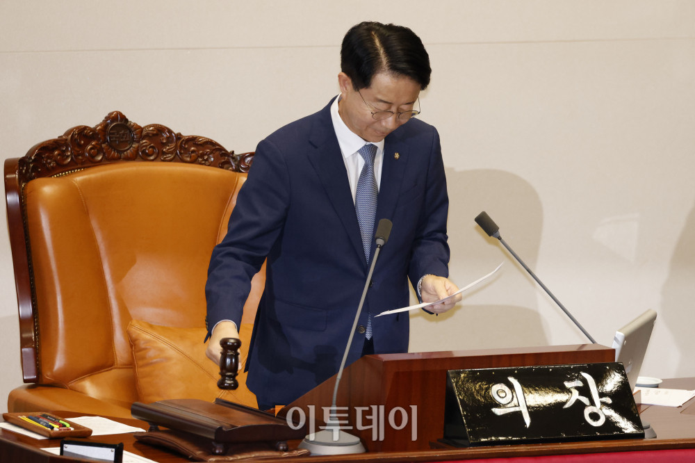 ▲조정식 국회의장이 21일 서울 여의도 국회 본회의에서 의사봉을 두드리고 있다. 고이란 기자 photoeran@