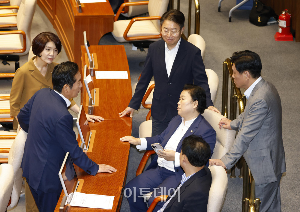 ▲정청래 더불어민주당 의원이 21일 서울 여의도 국회 본회의에서 한정애, 조승래, 문정복 등 동료 의원들과 대화하고 있다. 고이란 기자 photoeran@