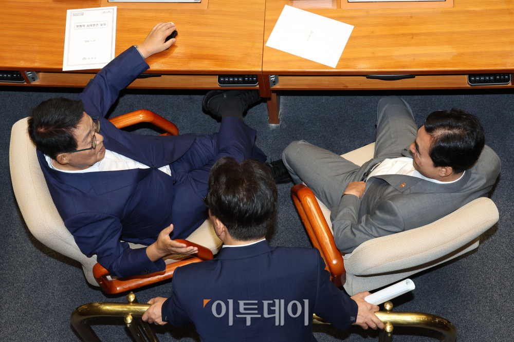 ▲김민석(가운데) 전 국무총리가 21일 서울 여의도 국회 본회의에서 안규백(오른쪽) 국방부 장관, 박지원 더불어민주당 의원과 대화하고 있다. 고이란 기자 photoeran@