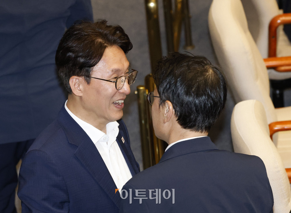 ▲김민석(왼쪽) 전 국무총리가 21일 서울 여의도 국회 본회의에 참석하고 있다. 고이란 기자 photoeran@