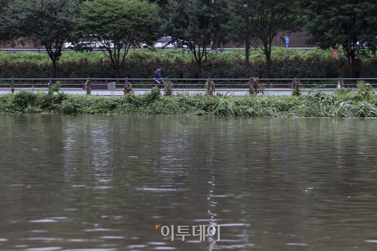 ▲21일 서울 동대문구 이화교 인근에서 바라본 중랑천 수위가 높은 모습을 보이고 있다. 이날 오전 서울시는 서울 시내 모든 하천의 출입을 통제했으나, 정체전선이 소강상태에 접어들며 일부 해제됐다. 고성준 기자 joonko1@