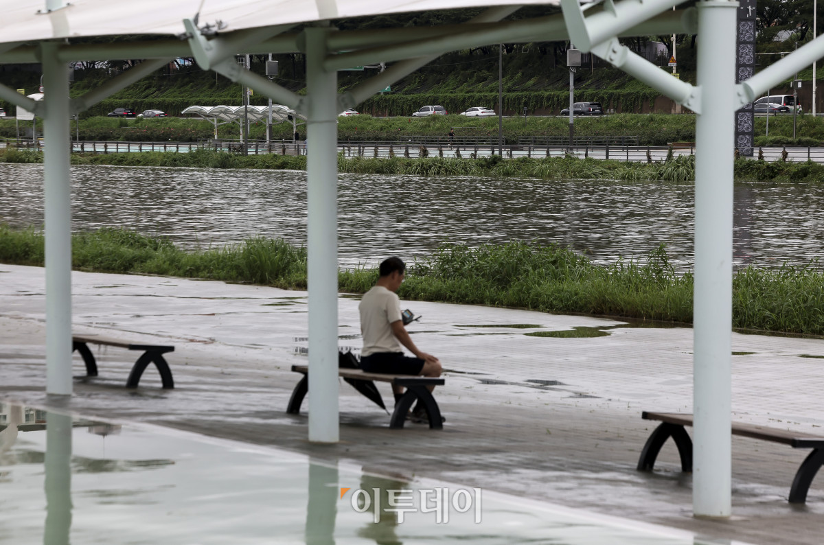 ▲21일 서울 동대문구 이화교 인근에서 바라본 중랑천 수위가 높은 모습을 보이고 있다. 이날 오전 서울시는 서울 시내 모든 하천의 출입을 통제했으나, 정체전선이 소강상태에 접어들며 일부 해제됐다. 고성준 기자 joonko1@