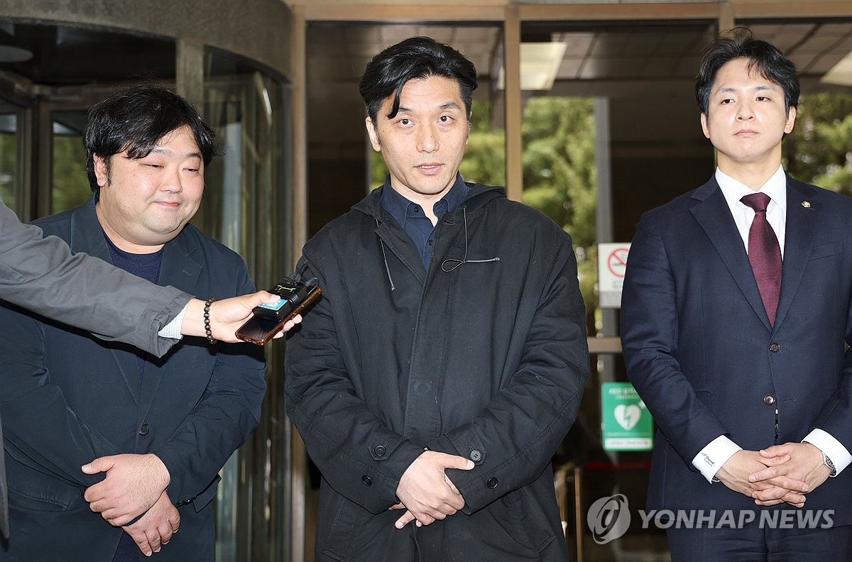 ▲2025년 1월 윤석열 전 대통령 구속영장 발부 직후 서울서부지법 난동 사태 현장에서 촬영하다가 경찰에 붙잡혀 1·2심에서 유죄를 선고받은 받은 정윤석 다큐멘터리 감독(가운데)이 지난 4월 30일 서울 서초구 대법원을 나와 입장을 밝히고 있다 대법원은 이날 정윤석 감독을 포함해 서울서부지법 1·19 난동에 가담한 혐의로 기소된 18명에 대해 전원 유죄를 선고했다. (연합뉴스)