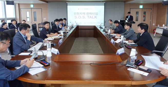 ▲중소기업 옴부즈만과 인천 드론.로봇 관련 기업들이 21일 인천 서해구 로봇랜드에서 열린 ‘인천 S.O.S Talk’에서 간담회를 진행하고 있다. (사진제공=중소기업 옴부즈만)