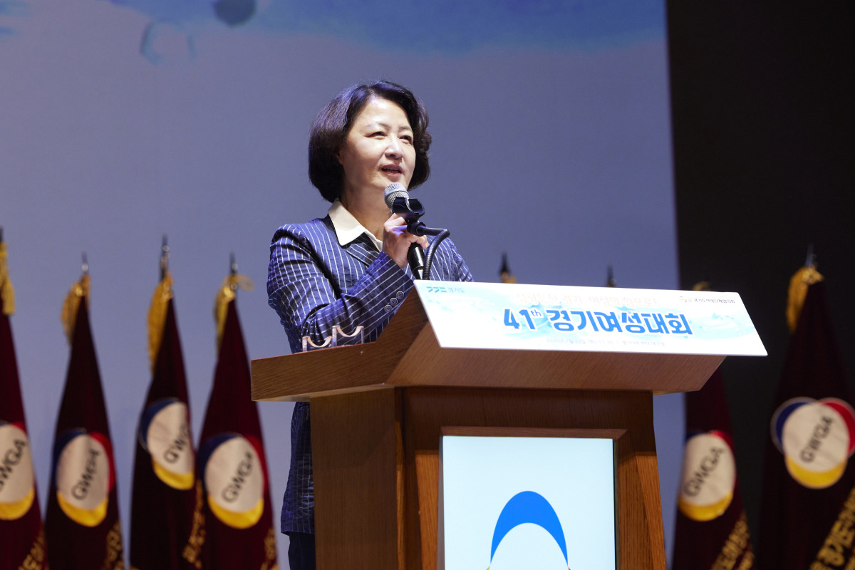 ▲추미애 경기도지사가 21일 경기아트센터 대극장에서 열린 제41회 경기여성대회에서 축하 인사를 하고 있다. (경기도)