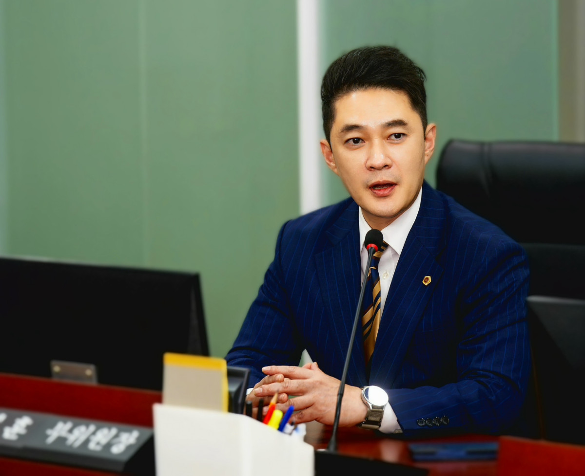 ▲전석훈 경기도의회 의원이 21일 열린 제392회 임시회 미래과학협력위원회 제2차 상임위원회 업무보고에서 경기도경제과학진흥원의 AI 사업 성과를 질타하며 'AI 산업특구' 지정을 통한 규제 혁신을 촉구하고 있다. (경기도의회)