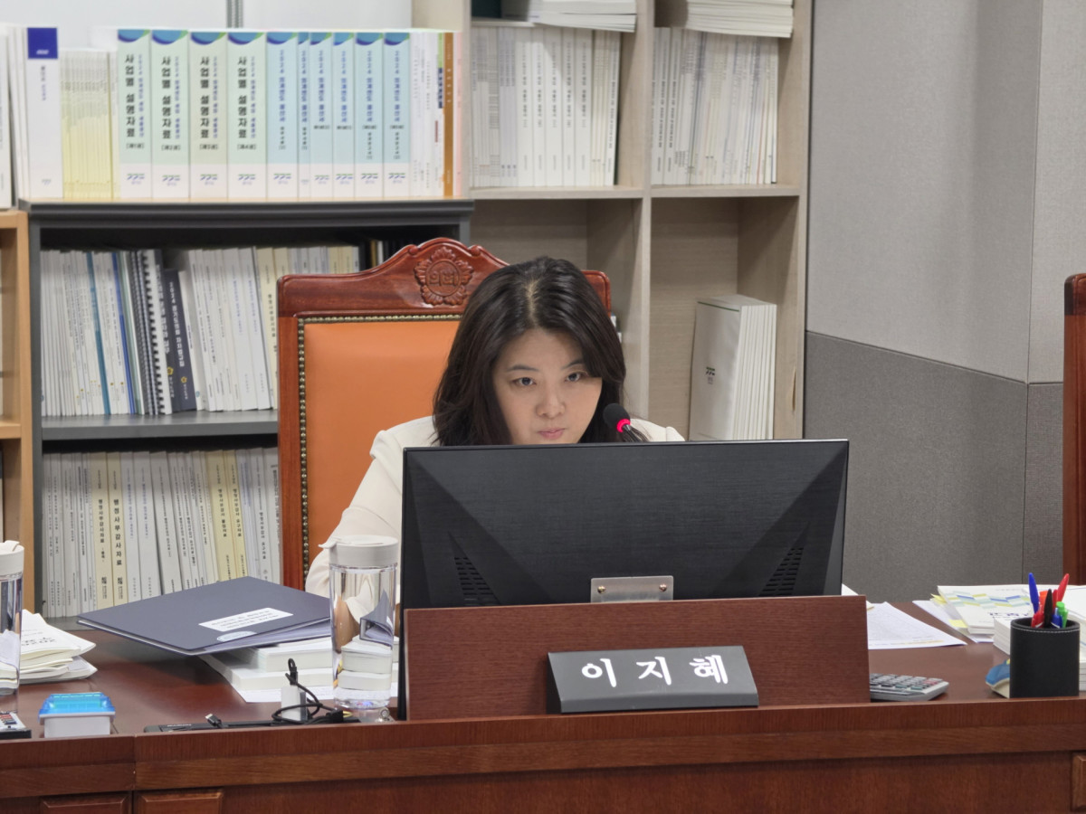 ▲이지혜 경기도의회 의원이 21일 열린 문화체육관광국 2026년도 후반기 업무보고에서 업무보고 자료의 문제점을 지적하며 심사 목적에 부합하는 보고체계 개선을 요구하고 있다. (경기도의회)