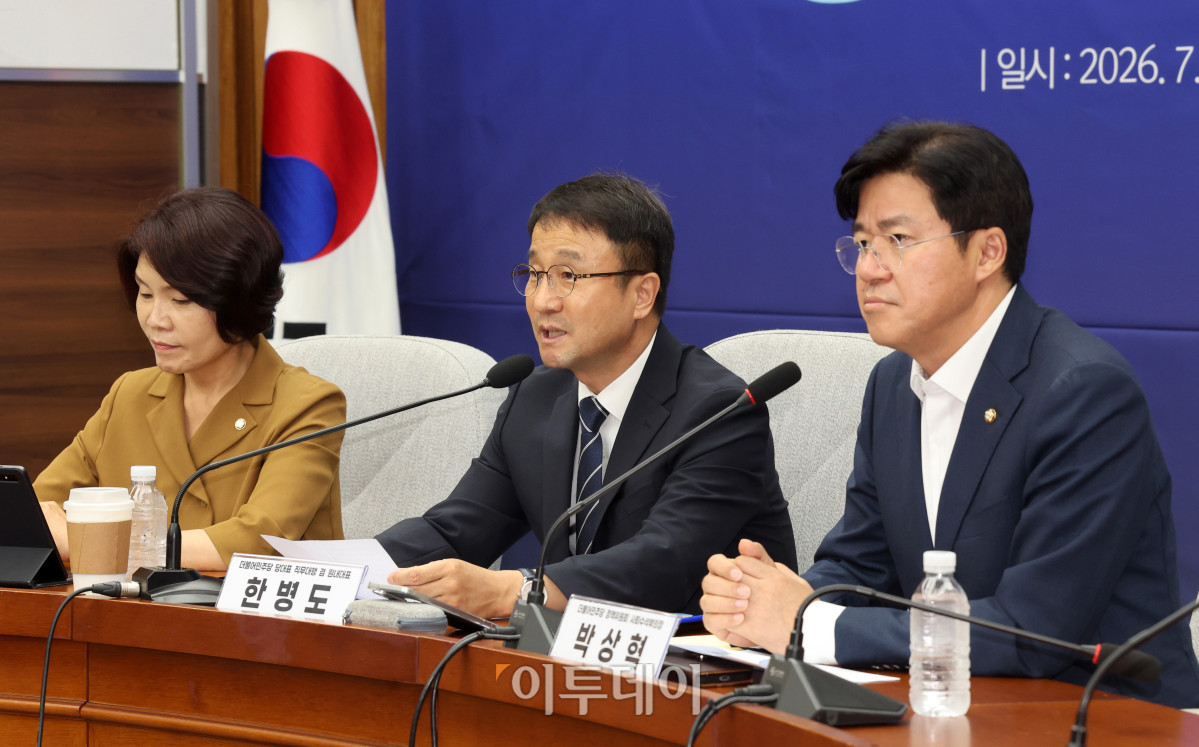 ▲한병도 당대표 직무대행 겸 원내대표가 21일 서울 여의도 국회에서 열린 민주당 정책 의총에서 모두 발언을 하고 있다. 고이란 기자 photoeran@