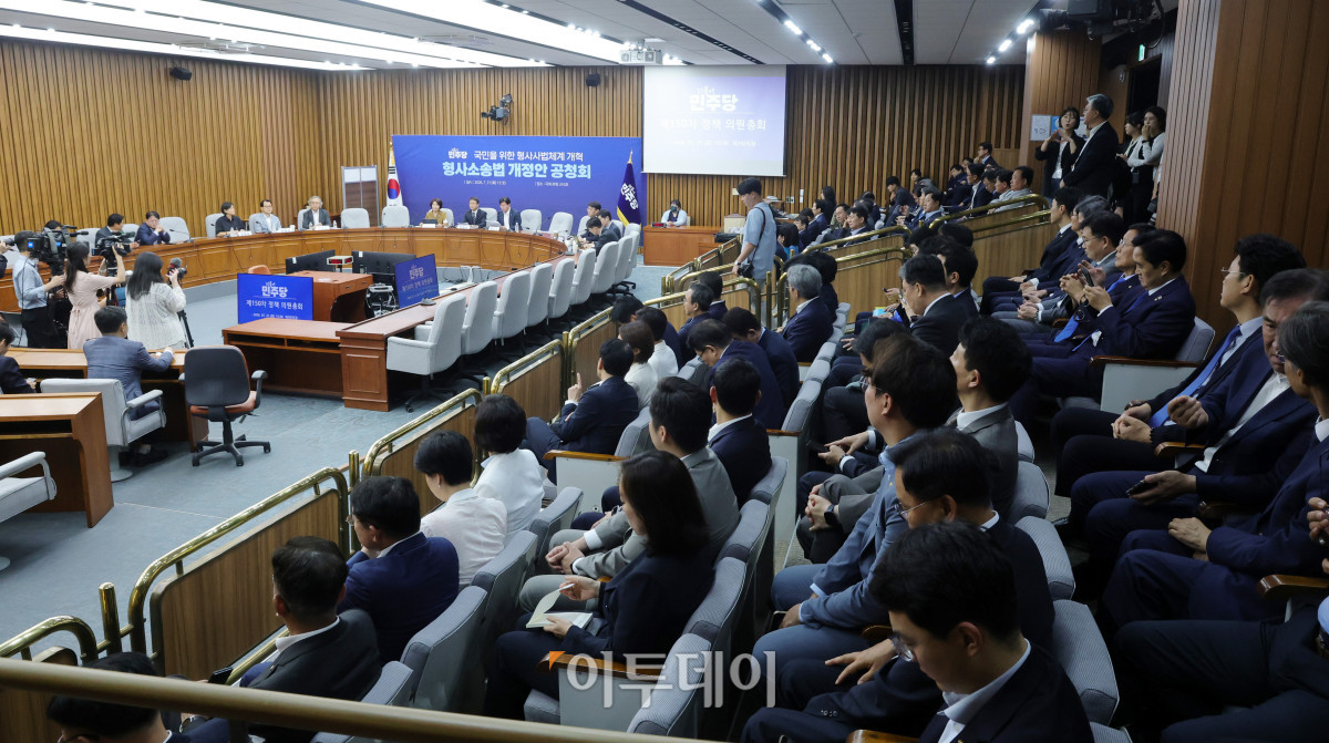 ▲한병도 당대표 직무대행 겸 원내대표가 21일 서울 여의도 국회에서 열린 민주당 정책 의총에서 모두 발언을 하고 있다. 고이란 기자 photoeran@