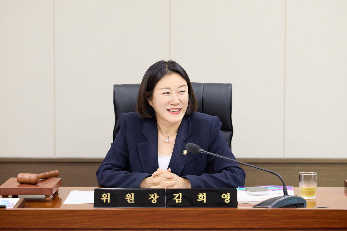 ▲김희영 용인특례시의회 윤리특별위원회 위원장이 위원장 선출 후 소감을 밝히고 있다. 용인특례시의회는 20일 제305회 임시회 제1차 본회의에서 윤리특별위원 8명을 선임하고, 위원장에 김희영 의원, 간사에 심정은 의원을 선출했다. (용인특례시의회)
