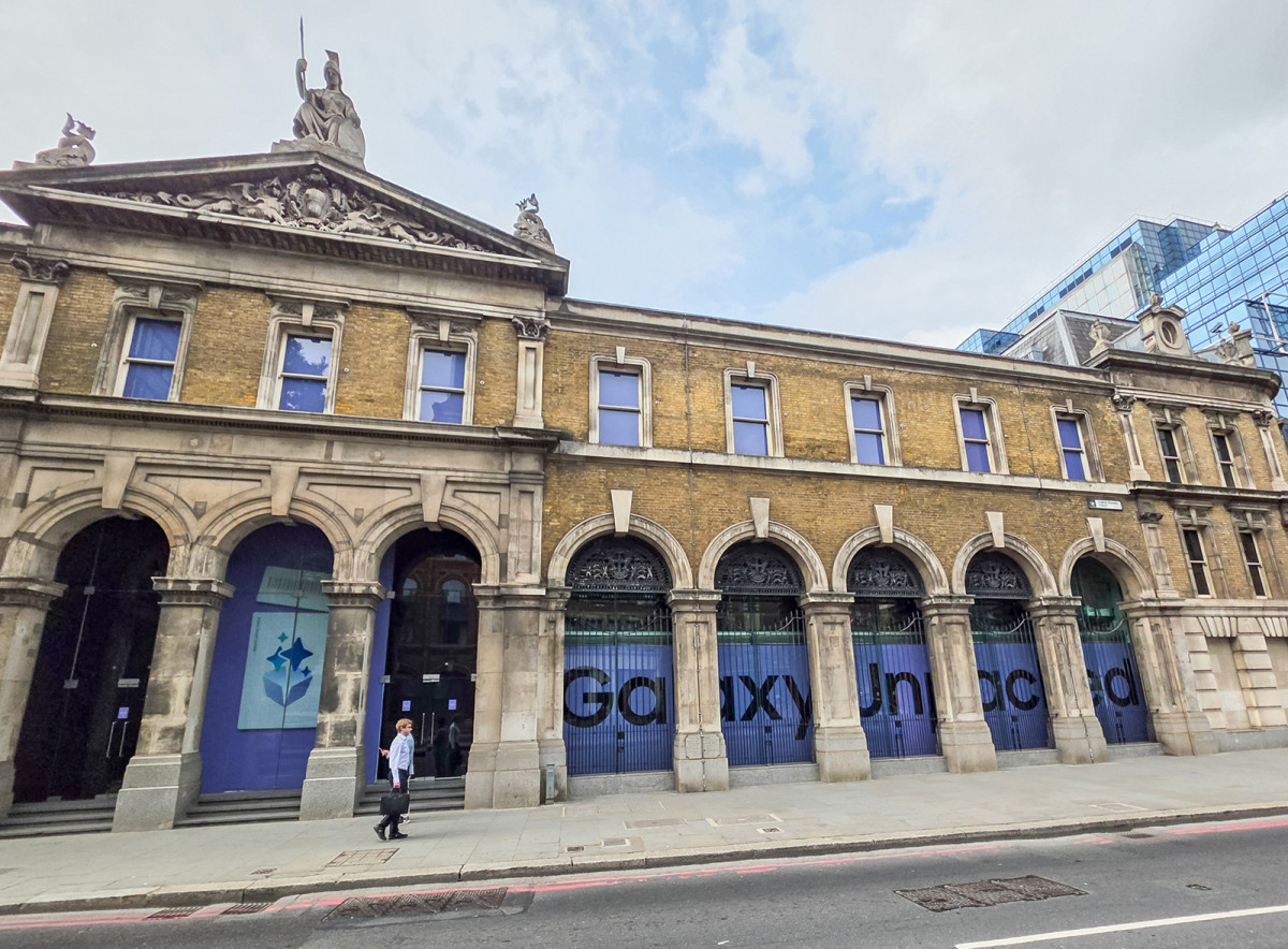 ▲'갤럭시 언팩 2026'이 한창 준비 중인 영국 런던 올드 빌링스게이트(Old Billingsgate) 전경 모습 (사진=삼성전자)