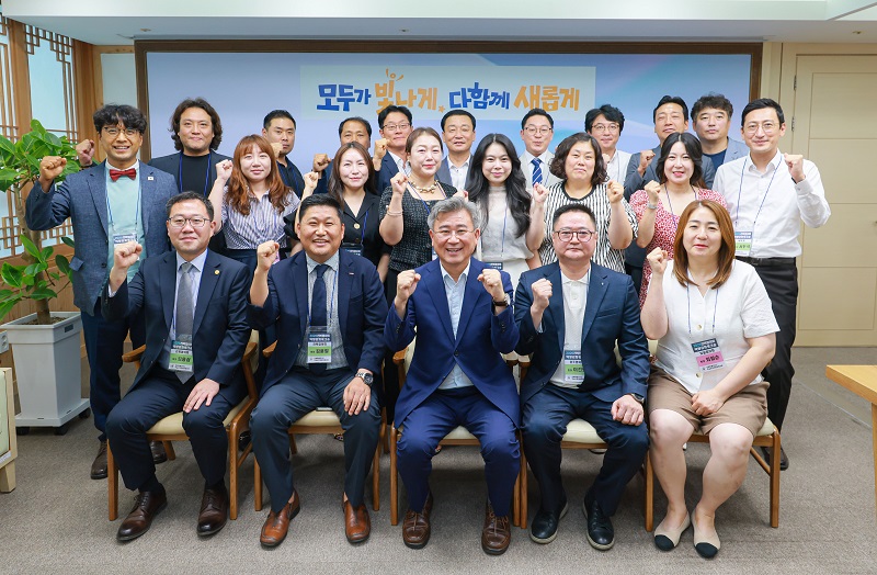 ▲천호성 전북특별자치도교육감과 전북학교운영위원장협의회 회장단이 정책 간담회를 마친 뒤 기념촬영을 하고 있다. (사진제공=전북특별자치도교육청)