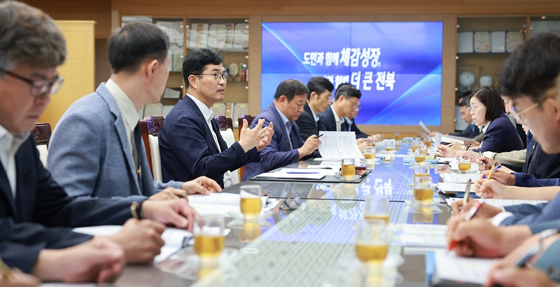 ▲전북특별자치도청 회의실에서 이원택 도지사가 간부회의를 주재하고 도정 주요 현안에 대한 혁신적인 실행 대책을 집중 점검하고 있다 (사진제공=전북특별자치도)