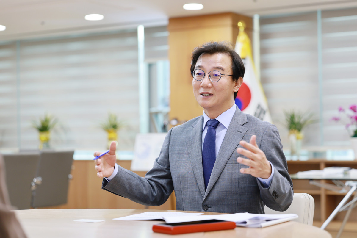 ▲전재수 부산시장이 집무실에서 기자회견을 하고 있다. (사진제공=부산시)