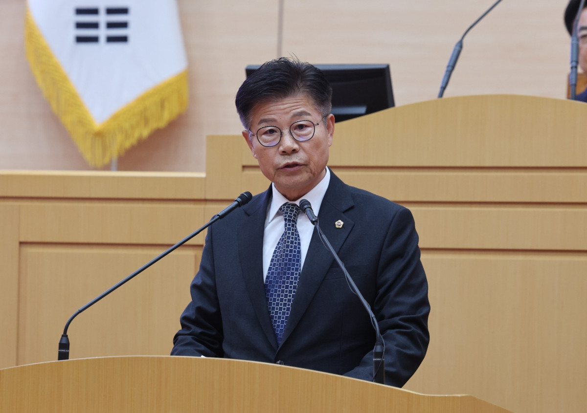 ▲김문수 전남광주특별시의원이 전남개발공사 업무보고에서 신안 후광 해상풍력 발전사업 주민참여 펀드 도입 필요성을 제기하고 있다. (사진제공=전남광주통합특별시의회)