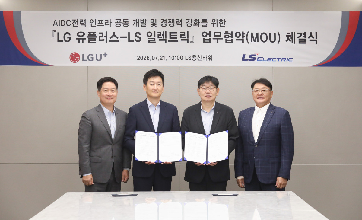 ▲LG유플러스가 LS일렉트릭과 손잡고 차세대 AI 데이터센터(AIDC) 전력 인프라 혁신에 나선다. 사진은 (왼쪽부터) 홍범식 LG유플러스 대표, 권용현 LG유플러스 엔터프라이즈부문장(부사장), 채대석 LS일렉트릭 대표(부사장), 구자균 LS일렉트릭 회장이 지난 7월 21일 서울 용산구 LS용산타워에서 업무협약을 체결한 뒤 기념촬영을 하고 있는 모습. (사진제공=LG유플러스)