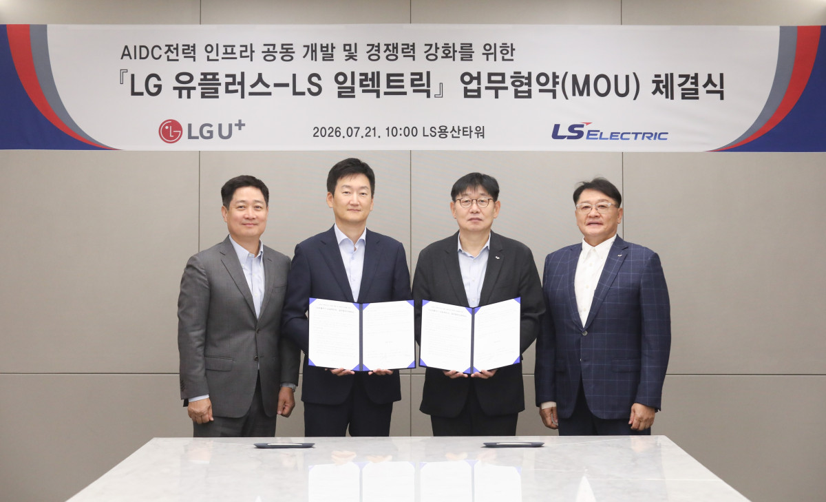 ▲LS일렉트릭은 LG유플러스와 21일 서울 용산구 LS용산타워에서 ‘AI 데이터센터 전력 인프라 공동 개발 및 경쟁력 강화를 위한 업무협약(MOU)’을 체결했다고 밝혔다. 사진은 오른쪽부터 구자균 LS일렉트릭 회장, 채대석 LS일렉트릭 대표, 권용현 LG유플러스 엔터프라이즈부문장, 홍범식 LG유플러스 대표가 업무협약을 체결한 뒤 기념촬영을 하고 있는 모습. (사진=LS일렉트릭)
