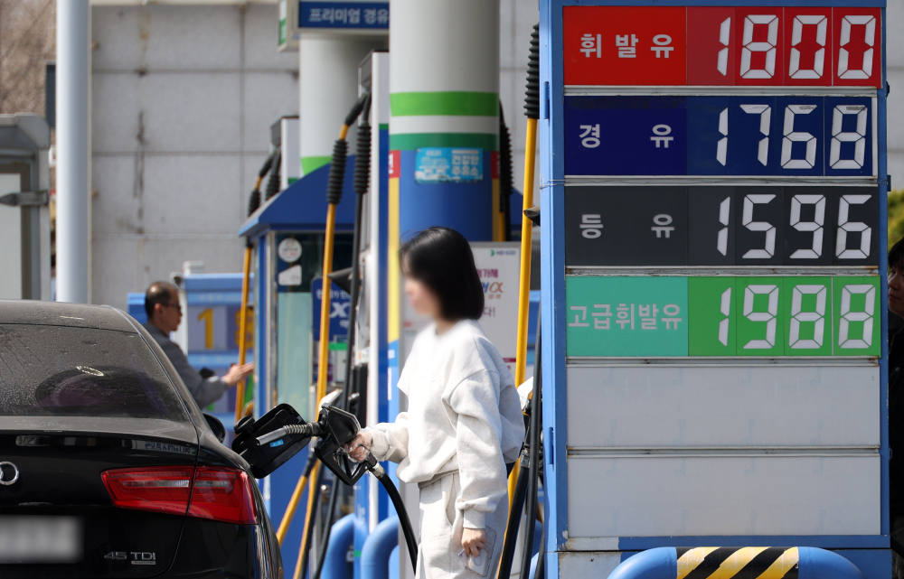 ▲서울의 한 주유소에서 시민들이 주유를 하고 있다. (고이란 기자 photoeran@)