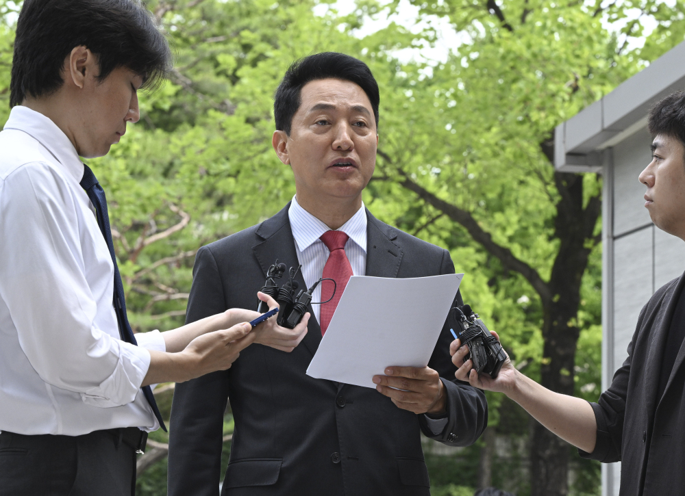 ▲오세훈 서울시장이 지난달 17일 서울 서초구 서울중앙지방법원에서 열린 여론조사 대납 의혹 관련 결심공판에 출석하고 있다. 사진공동취재단 (이투데이DB)